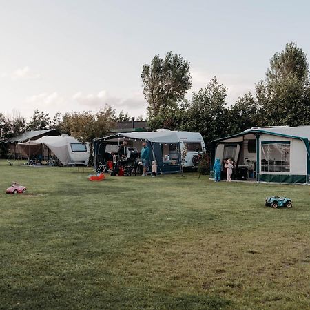 Camping De Tulpenweide Lege Kampeerplaats, Lege Plaats Op Het Gras Zonder Bed Breezand Zewnętrze zdjęcie