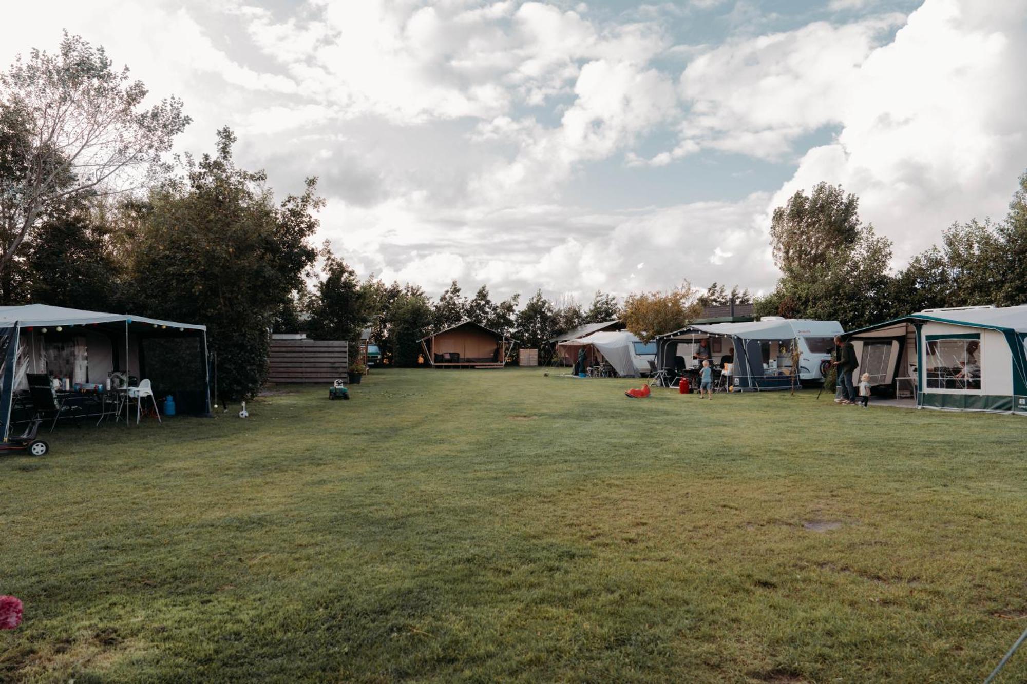 Camping De Tulpenweide Lege Kampeerplaats, Lege Plaats Op Het Gras Zonder Bed Breezand Zewnętrze zdjęcie