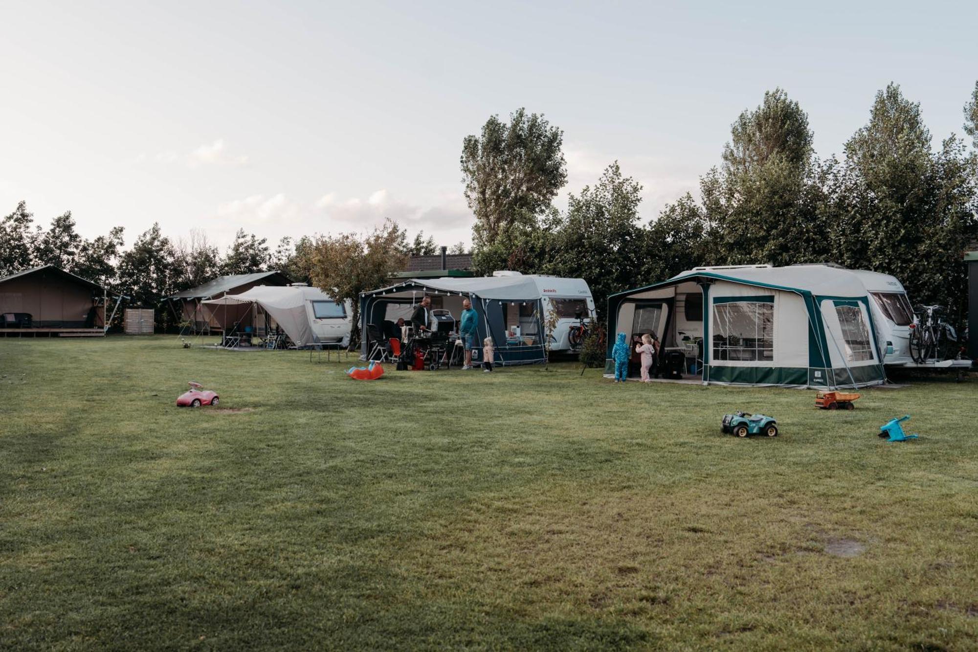 Camping De Tulpenweide Lege Kampeerplaats, Lege Plaats Op Het Gras Zonder Bed Breezand Zewnętrze zdjęcie