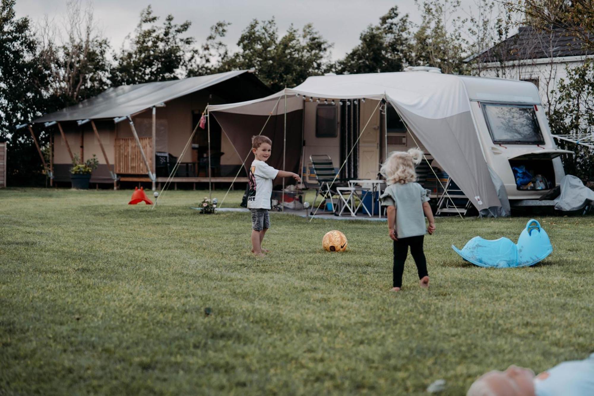 Camping De Tulpenweide Lege Kampeerplaats, Lege Plaats Op Het Gras Zonder Bed Breezand Zewnętrze zdjęcie