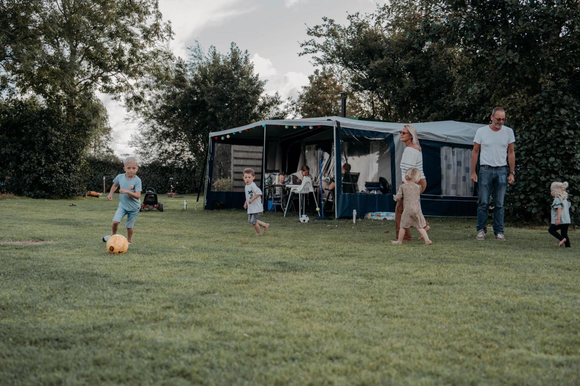 Camping De Tulpenweide Lege Kampeerplaats, Lege Plaats Op Het Gras Zonder Bed Breezand Zewnętrze zdjęcie