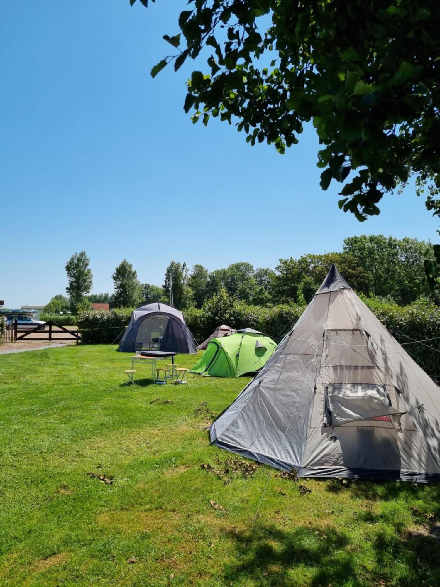 Camping De Tulpenweide Lege Kampeerplaats, Lege Plaats Op Het Gras Zonder Bed Breezand Pokój zdjęcie