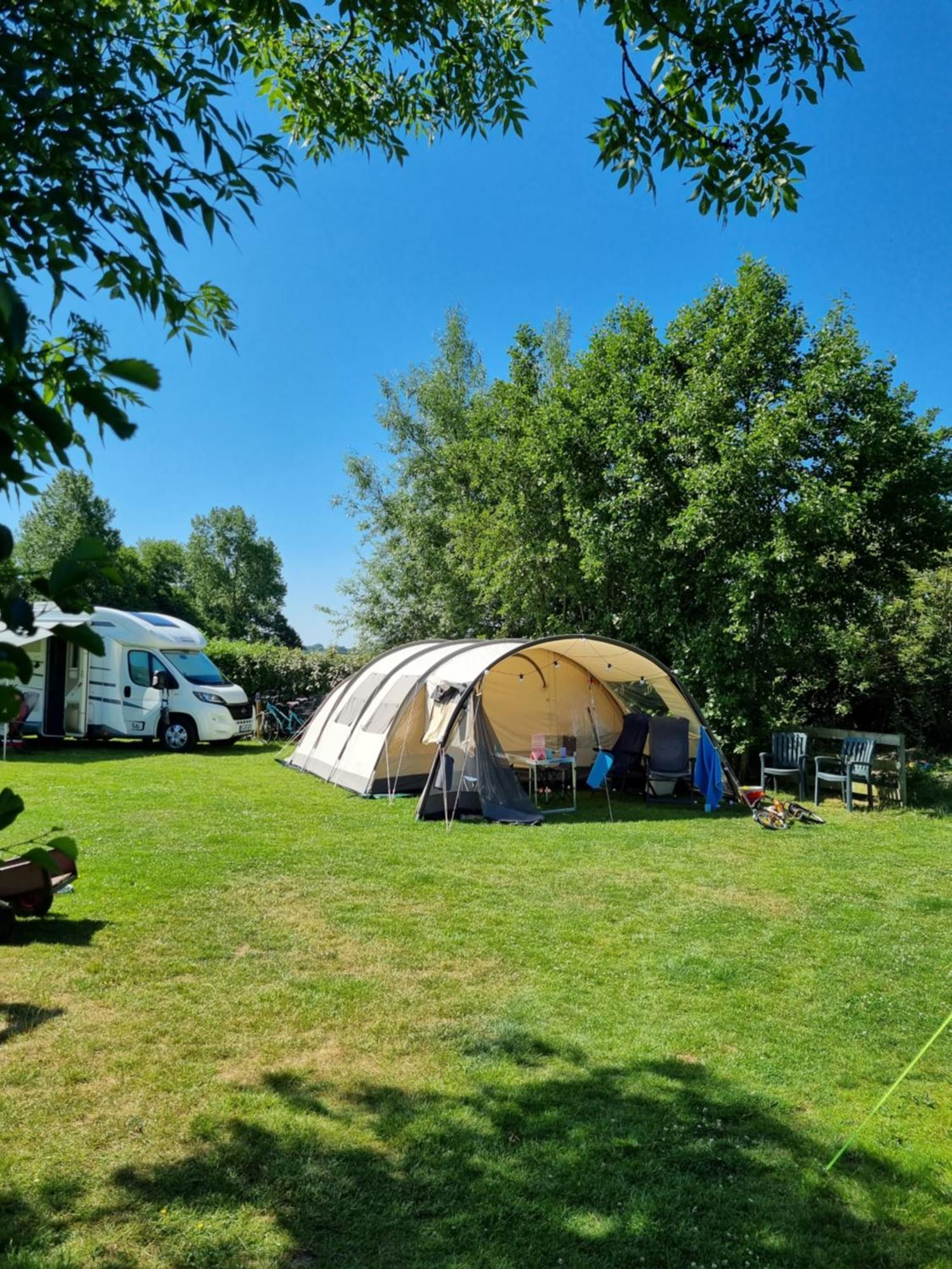 Camping De Tulpenweide Lege Kampeerplaats, Lege Plaats Op Het Gras Zonder Bed Breezand Pokój zdjęcie